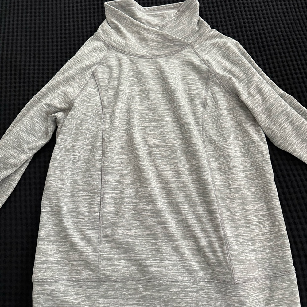 GUC Gerry long sleeve funnel neck top!